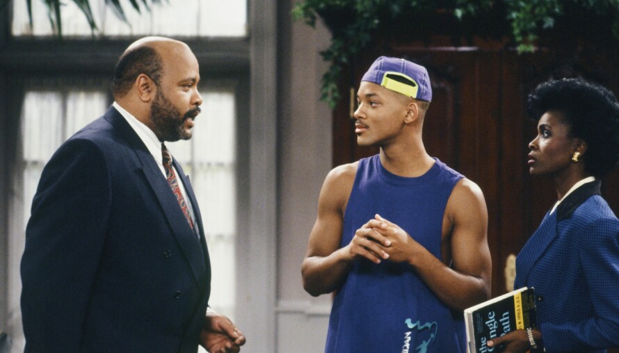 EN STUND SIDEN: James Avery i rollen som Philip Banks, Will Smith som William 'Will' Smith og Janet Hubert som Vivian Banks under den 7. episoden av Fresh Prince i Bel Air i 1990 - altså 30 år siden.