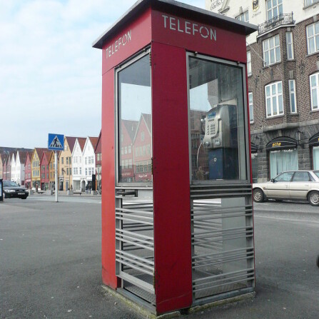 OLDTIDS-MINNE: En telefonkiosk på Bryggen i Bergen, fotografert i 2009.