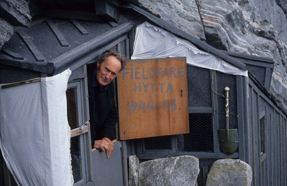 GJENREIST: Etter krigen forfalt Fieldfarehytta, men i 1990 tok Joachim Rønneberg (1919 - 2018) intiativ til å bygge en kopi av den gamle hytta på samme sted.