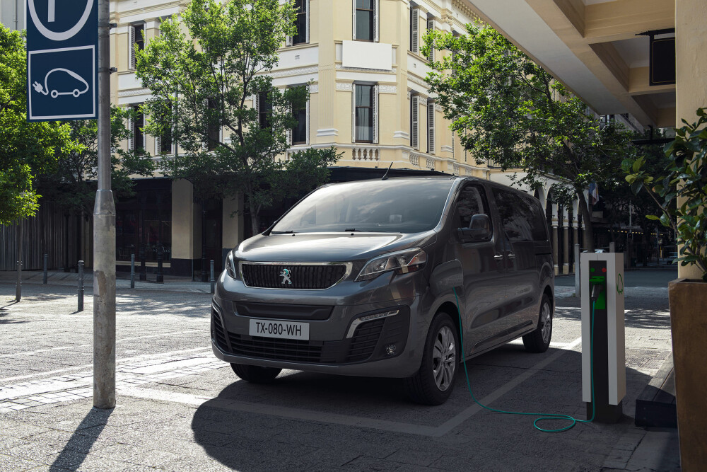 <b>PSA-FAMILIEN:</b> Peugeot e-Traveller er basert på samme plattform som e-Zafira Life og Citroën ë-Spacetourer. Peugeot e-Traveller er tilgjengelig fra oktober 2020. Prisen er ikke klar. 