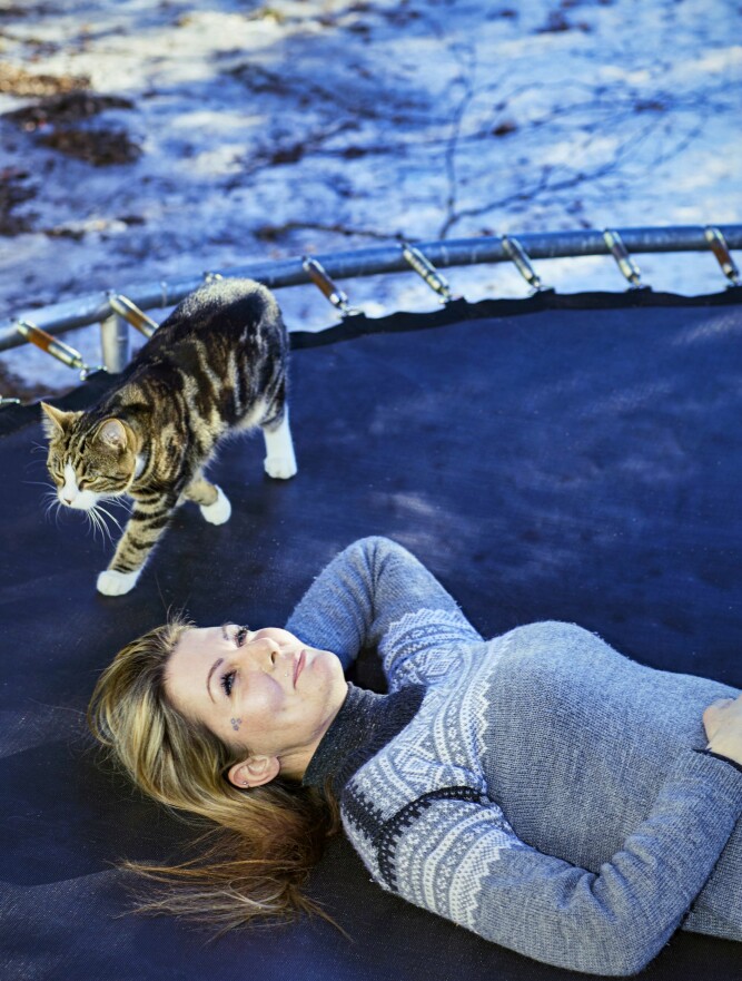 SE OPP: Som barn fikk Marita ro av å se opp mot stjernene. Her ligger hun på trampolinen med tre stjerner tatovert i ansiktet. Katten Disel følger med.