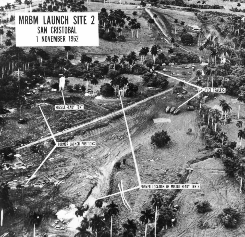 <b>CUBA-TRØBBEL:</b> Amerikanske luftfotografier av sovjetiske rakettstillinger på Cuba sendte verden på kanten av kjernefysisk katastrofe. Kommunika-sjonen mellom supermaktene foregikk med kurér på sykkel. Det var ikke godt nok.