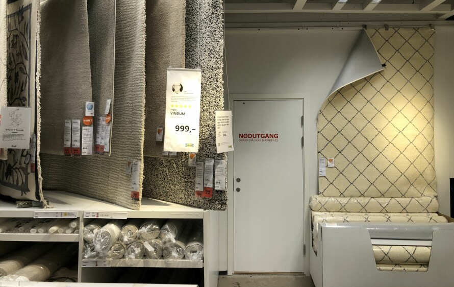 VED NØDUTGANGEN: «Vaffelteppet» Arnager på utstilling på Ikea Furuset i september 2020.