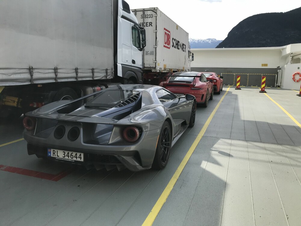 <b>SUPERT SELSKAP:</b> Neppe et dagligdags syn på fergen mellom Fodnes og Mannheller: Ford GT, Porsche 911 GT3 RS og Ferrari F12 tdf på rekke. 