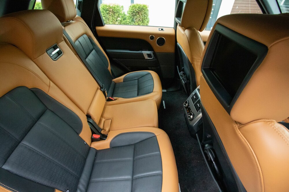 <b>TA PLASS:</b> Ingen grunn til å føle seg henvist til bakerste benk. Baksete­komforten er nydelig i Range Rover Sport. 