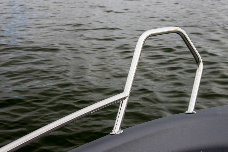 EKSTRA: Båten har fornuftige utstyrsløsninger, der eksempelvis rekkesettet forut er ekstrautstyr.