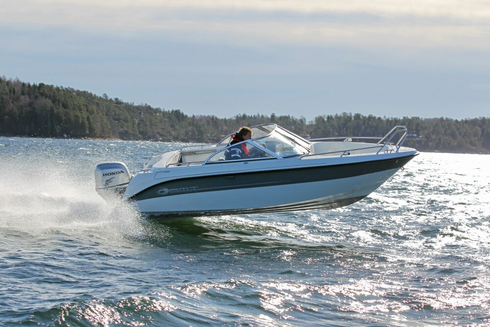 <b>AMT 185 BR:</b> Finske AMT er et mer ukjent alternativ til Yamarin, Finnmaster eller Askeladden. Vi har plukket ut 185-modellen som er godt eksempel på hva AMT står for; en praktisk, gjennomtenkt og relativt rimelig bowrider. Ikke den sportsligste båten i klassen, egenskapene heller mer i retning av familiehygge og fleksible løsninger. Vi testet båten med 90 hk, <br/>det holder fint. Priser fra ca. 150–250 000 kroner. 
