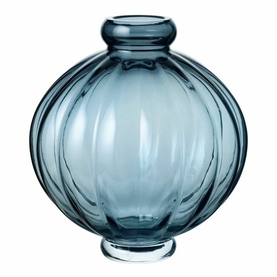 FARGET GLASS: Ifølge stylist Tone Kroken er vaser i farget glass «veldig hot». Gjerne en rund bollevase i rosa eller lyseblått. Her en Louise Roe ballongvase.