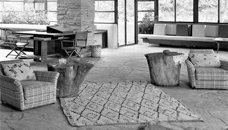 LEGENDARISK BOLIG: Et såkalt beni ourain marokkansk berberteppe prydet det ikoniske huset Fallingwater tegnet av den amerikanske stjernearkitekten Frank Lloyd Wright. Bildet er tatt i 1938, året før boligen ble ferdigstilt. Ifølge dwell.com ble marokkanske berbertepper (beni ourain) i første halvdel av 1900-tallet brukt av stjernearkitekter som Le Corbusier (Villa La Roche); Alvar Aalto (Villa Mairea) og Frank Lloyd Wright (Falling Water). Dette skal være årsaken til at beni ourain er blitt en moderne klassisker.