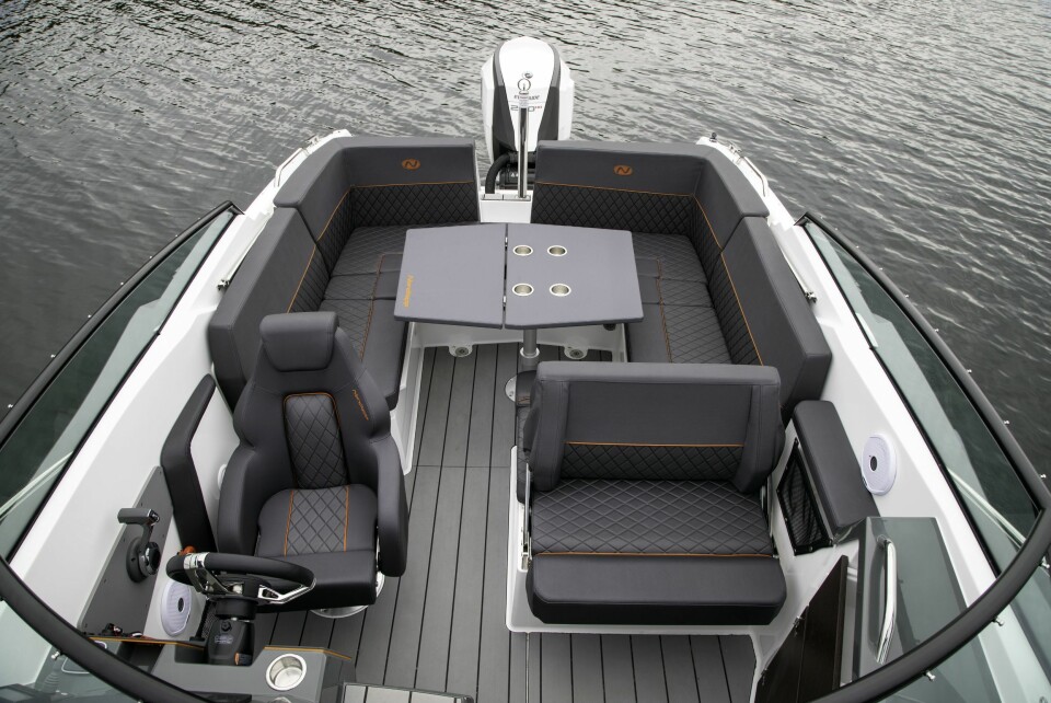 BEDRE FOR DC: Hyggekjøring med daycruiser-modeller, som denne Noblesse 720, blir sannsynligvis en mer harmonisk opplevelse med firetakts V6 eller V8 på hekken.