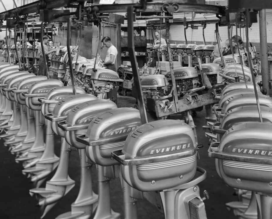 <b>SAMLEBÅND:</b> Masseproduksjon av påhengsmotorer på Evinrude-fabrikken i Milwaukee, Wisconsin.