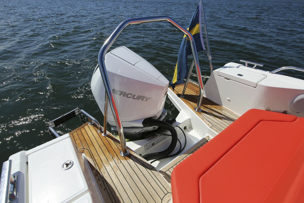 <b>UTENBORDS:</b> Nimbus T8 er laget for utenbordsmotor, med badeplattform på styrbord og anker­­vinsj på babord. 