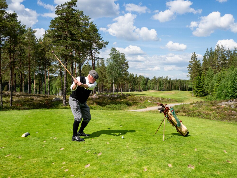 <b>GOLF:</b> Hickory-golfer Claus Mæland slår et slag for Kongsvinger golfklubbs flotte bane.