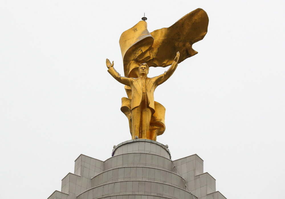 <b>STASELIG:</b> En tolv meter høy statue av Saparmurad Nijazov troner på toppen av det såkalte Nøytralitetsmonumentet i Asjkhabad i Turkmenistan. 