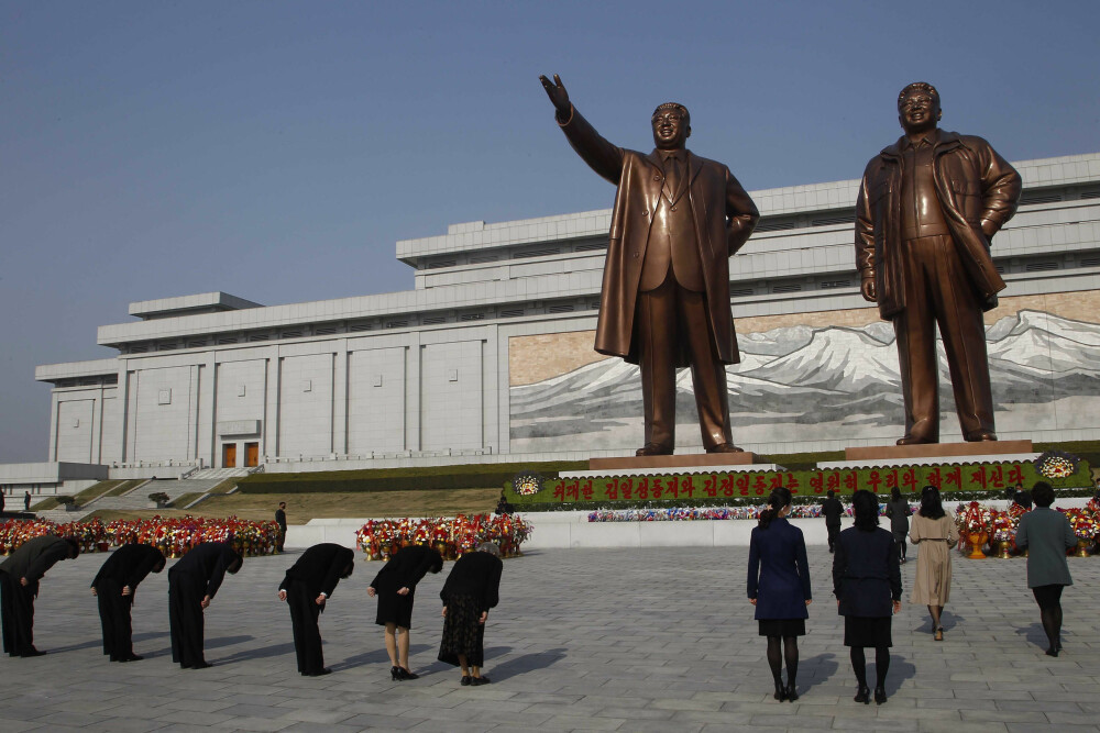 <b>MONUMENTALT:</b> Nord-Koreanere bukker foran statuer av Kim Il-sung og Kim Jong-il.