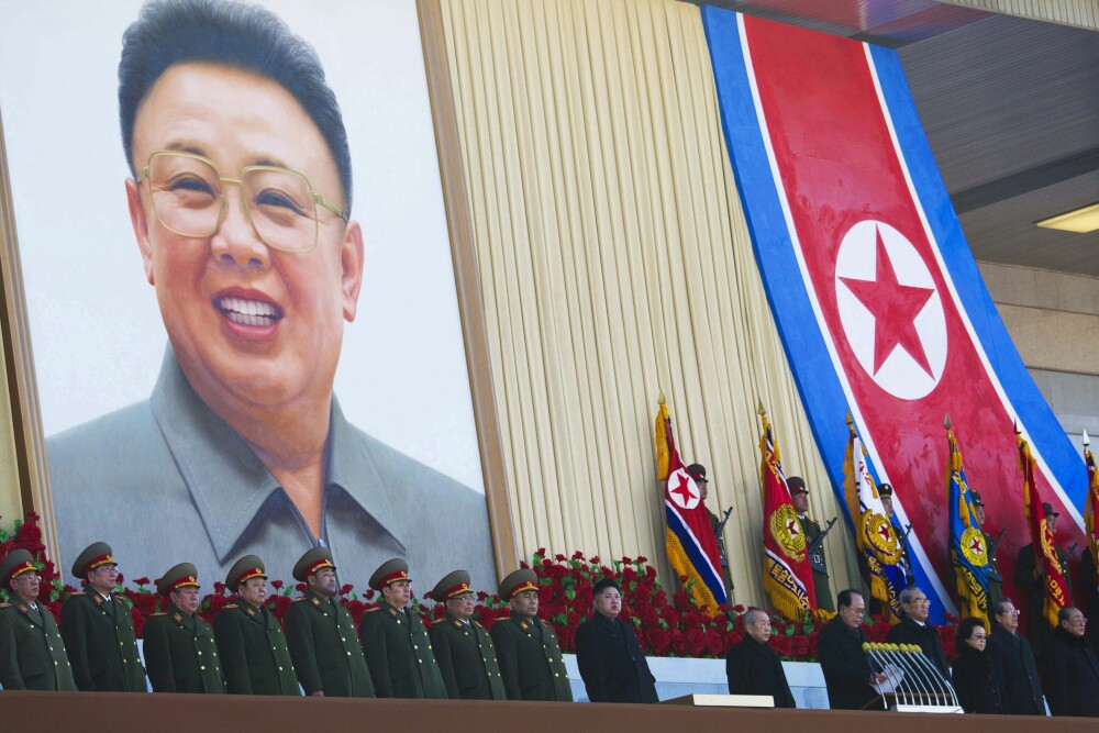 <b>SOM FAR, SÅ SØNN:</b> Dagens jern­hånd i Nord-Korea, Kim Jong-un, foran et gedigent banner av far Kim Jong-il, <br/>i 2012. 