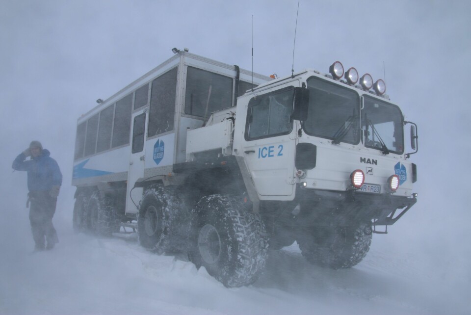 PÅ ISBREEN: Du fraktes opp på Langjökull med ombygde doninger som dette, opprinnelig bygget som mobile rakettutskytningsramper. Været kan være svært skiftende.