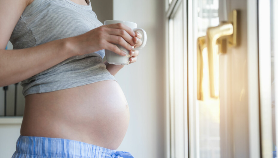 SLÅR ALARM: Forsker ber gravide styre helt unna koffein under graviditeten.
