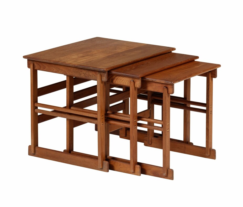 <b>EN GODBIT: </b>Populært settebord i teak bestående av tre bord fra Erling Sivesind møbelfabrikk. Vurdering: Kr 2000