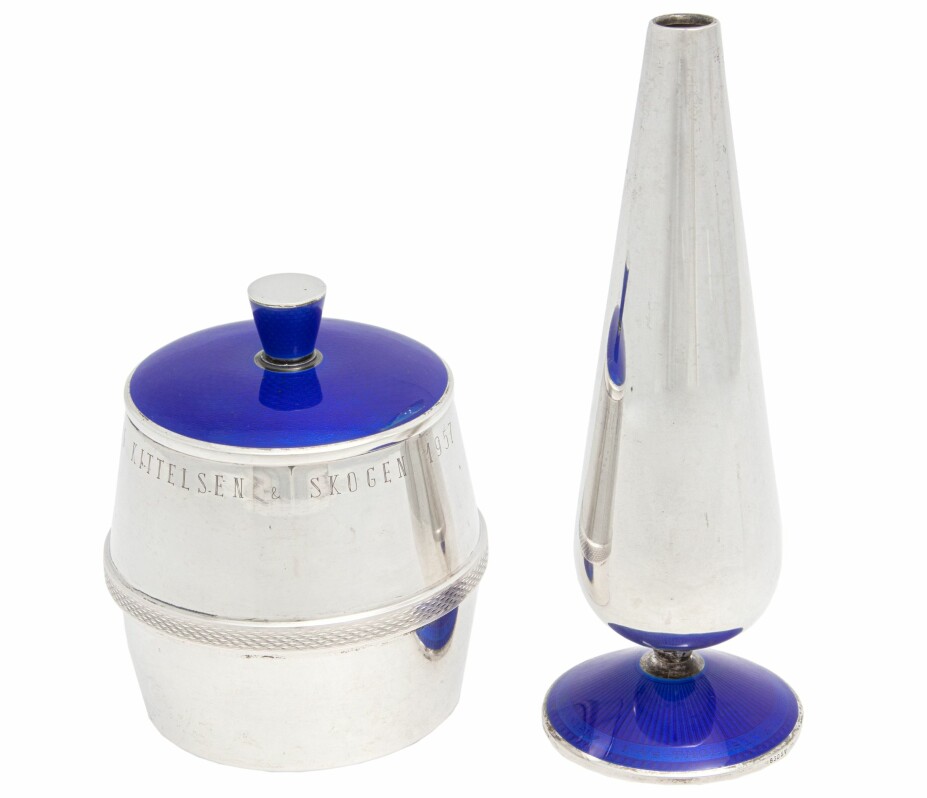 <b>FEMTITALLS FUNN: </b>En vase og en sigarettboks i sølv og emalje pynter opp på skjenken eller stuebordet. Vurdering: Kr 2500