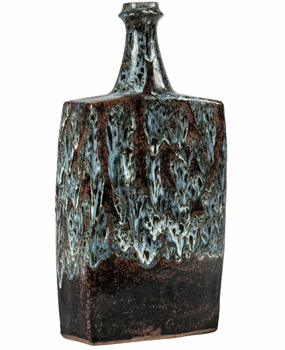 <b>GLASERT KERAMIKK: </b>60 cm høy vase laget av keramiker Erik Pløen (1925–2004), som regnes blant de fremste av norske keramikere. Vurdering: Kr 3000–4000