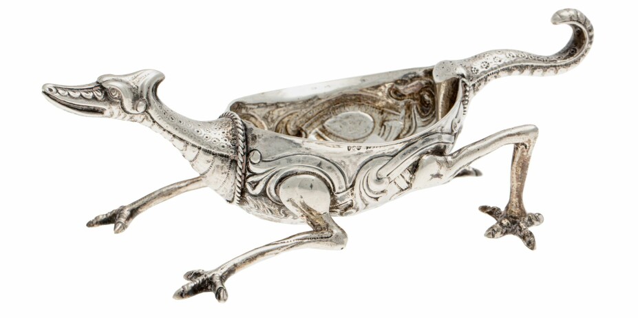 <b>TIL EN TEELSKER: </b>Dekorativ tesil i sølv formet som en drage, design Henrik Møller (1858–1937), dragestilens fremste representant i norsk gullsmedkunst. Vurdering: Kr 6000