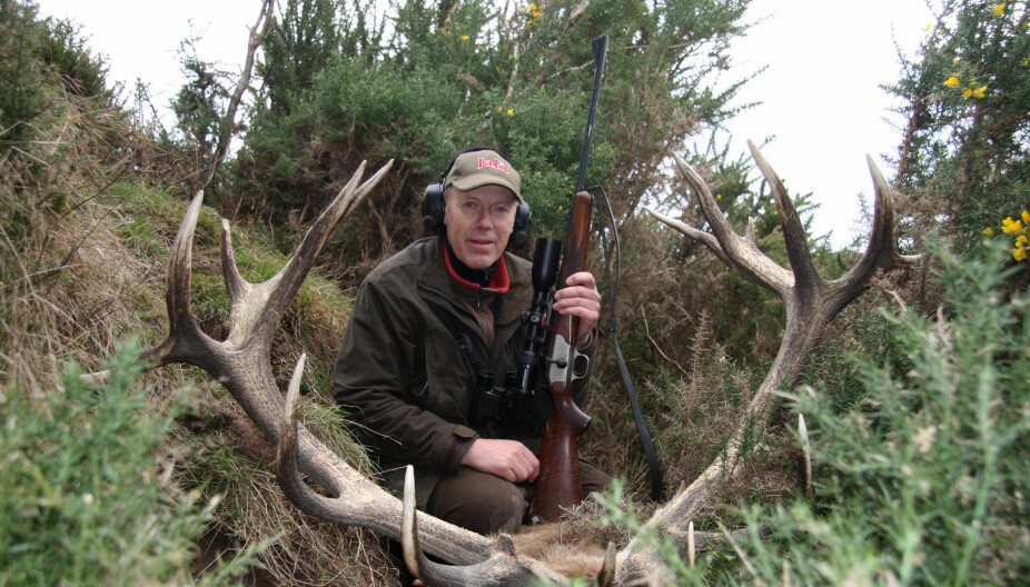 <b>Tok største hjort i New Zealand:</b> Jørun Lien med 7 mm Remington Magnum, Federal 160 grs Trophy Bonded, og en stor hjort i New Zealand. Her er han beste tips til hvilke patroner du burde bruke.