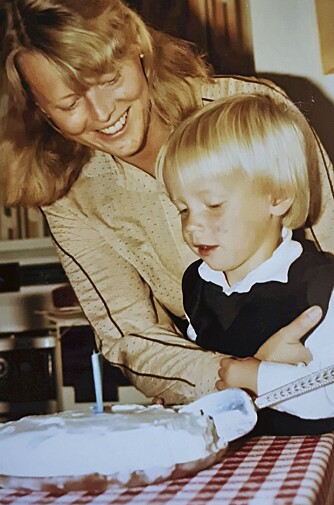 <b>KAKE MED LYS:</b> Dette bildet er fra Geir-Olavs toårsdag sammen med mamma Eva.