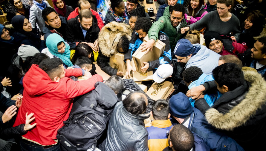 BLACK FRIDAY-KAOS: Kunder kjemper om sko på timesalg under Black Friday-salget til Norwegian Outlet i Vestby i 2016. Nakstad minner om at reglene om én meters avstand også vil gjelde i butikkene på Black Friday.