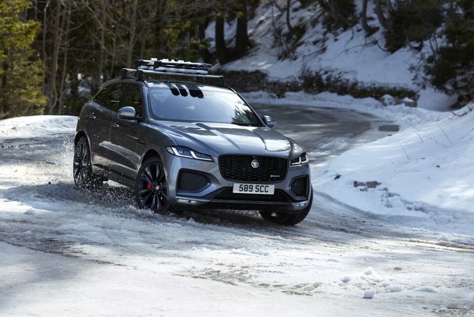 NY F-PACE: Utvendig er F-Pace blitt oppdatert med nytt panser og forstørret grill. De nye og smale LED-frontlyktene er tilgjengelige med Adaptive Driving Beam-funksjonalitet, og dimmer fjernlysene for imøtekommende trafikk.