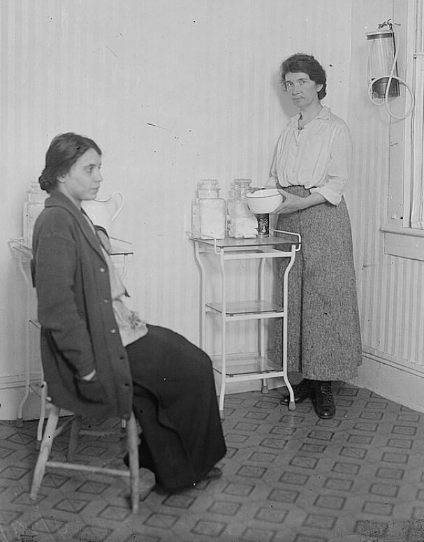 PÅ KLINIKKEN: Bildet viser Margaret Sanger (t.h.) sammen med skuespiller og feminist Fania Mindel på USAs første prevensjonsklinikk i Brownsville i Brooklyn, New York, 1916.