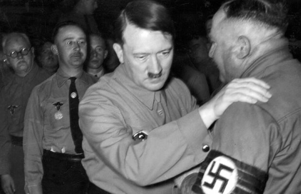 <b>FORTROLIGE:</b> Adolf Hitler søkte støtte hos sin fortrolige venn og livvakt Christian Weber. I bakgrunnen SS-sjefen Heinrich Himmler.