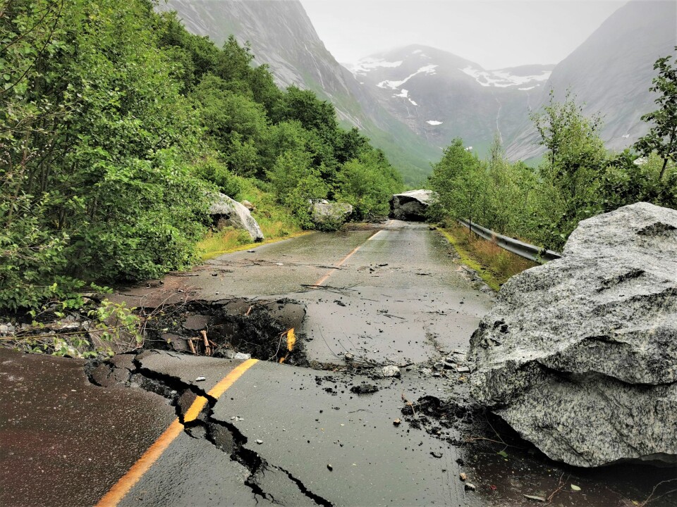 SOM I EN KATASTROFEFILM: Sånn ser gamle riksvei 5 ut i dag, ni år etter at veien ble lagt i tunnel. Jan Roger Klakegg grøsser ved synet av steinene. Med god grunn.