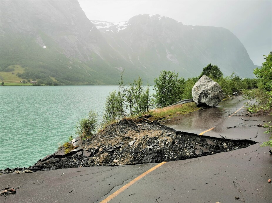 <b>KREFTER I SVING:</b> En diger steinblokk har knust halve veien og feid med seg autovernet på sjøen.