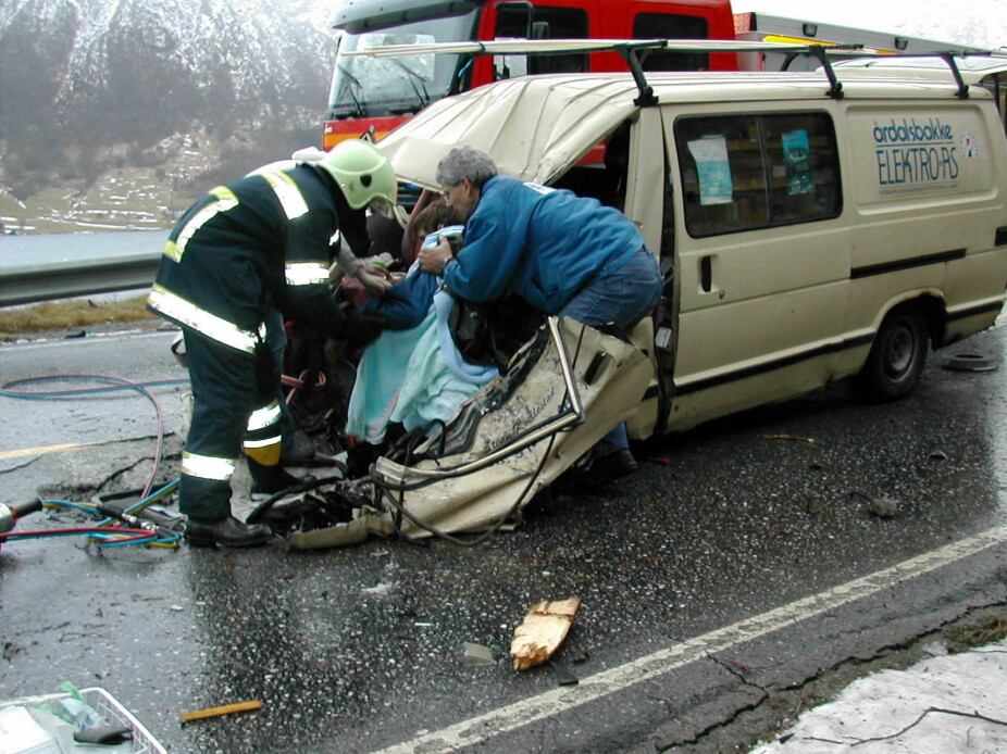 <b>MÅTTE SKJÆRES UT:</b> Jan Rogers bil ble truffet av en kjempestein en desemberdag i 2003. Brannvesenet gjør sitt beste mens de venter på legehelikopter.