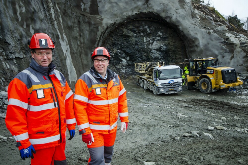 <b>I RUTE:</b> Sverre Kjos-Wenjum og prosjekt-leder Svein Reidar Dale (t.h) overvåker fremdriften i arbeidet med den nye 8,5 km lange Kjøsnesfjord-tunnelen. Prislapp: 1,2 milliarder.