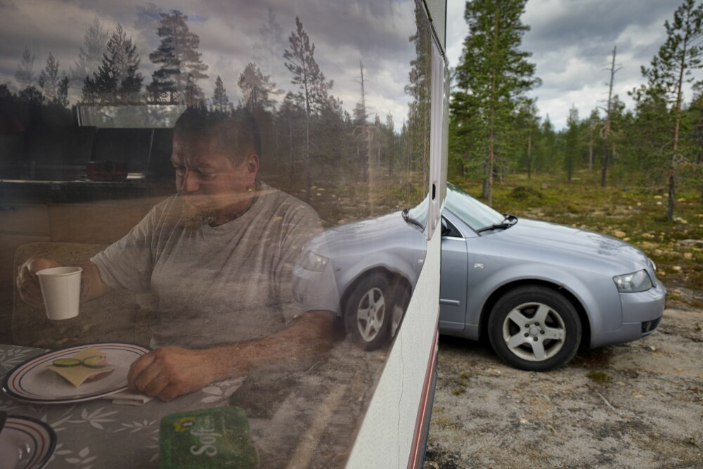 <b>GOD ÅRGANG:</b> I en campingvogn fra 1986, nyter Morten morgenkaffen før en ny dag med gulljakt setter inn.