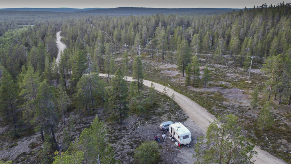 <b>DYRISK NABOLAG:</b> Campingvogna til Morten og Anne Merete står ved en grusvei hvor nærmeste naboer er reinsdyr, ulv og bjørn. Ja, og en milliard mygg, selvsagt. Men vakkert er det her, i de endeløse finske skogene.