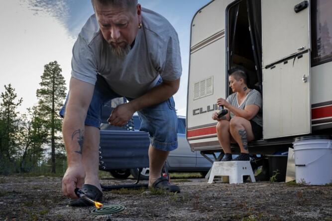 <b>KAMP MOT OVERMAKTEN:</b> Hvis Anne Merete og Morten skal kunne tilbringe litt tid utenfor campingvogna, må myggspiral og myggspray til.