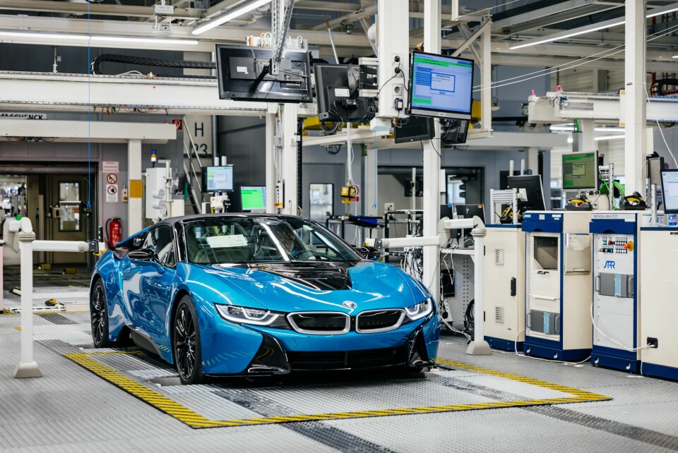 GAME OVER: En av de siste 18 BMW i8 ruller ut av samlebåndet i Leipzig-fabrikken.
