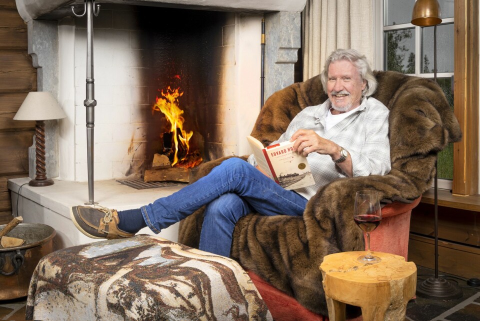 LESELYST: – Jeg leser mye, forteller Benny. Han vet å kose seg på den fantastiske hytta i Hemsedal.