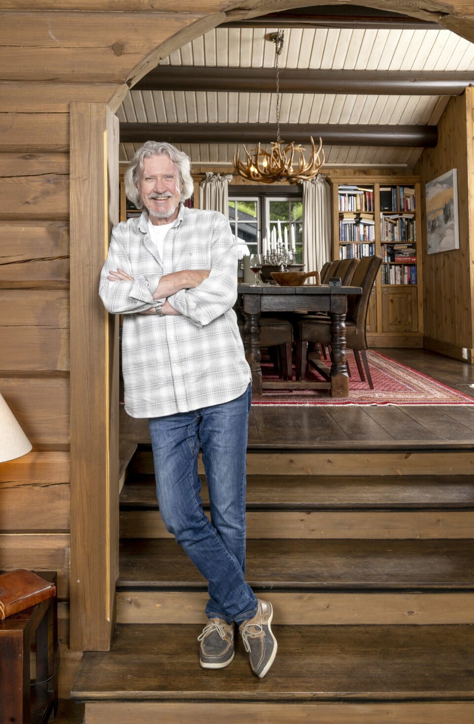 HYTTESJEFEN: – Her føler jeg meg hjemme, sier Benny og ønsker velkommen til sitt rede i fjellet.