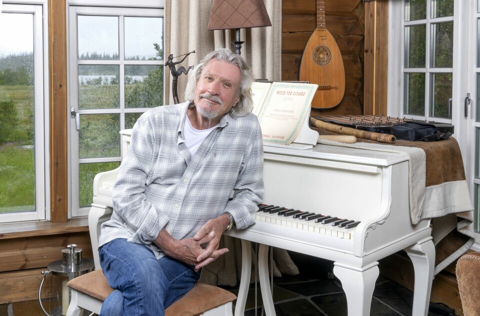 MANNEN OG MUSIKKEN: Med både flygel og gitarer på hytta er det duket for nok en plate.