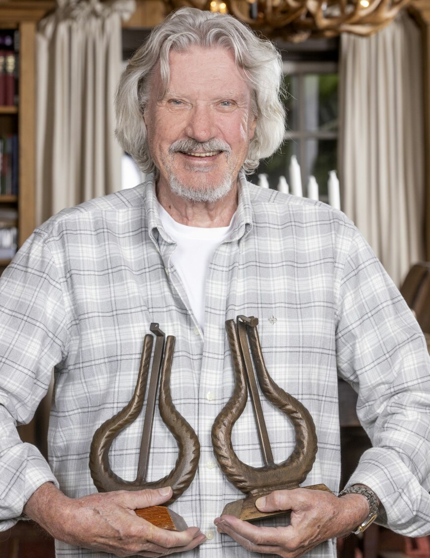 HEDRET: Benny har blitt beæret med en Spellemannpris, men den ble stjålet og erstattet. Senere ble den opprinnelige prisen funnet på søppeldynga. Derfor har han to.