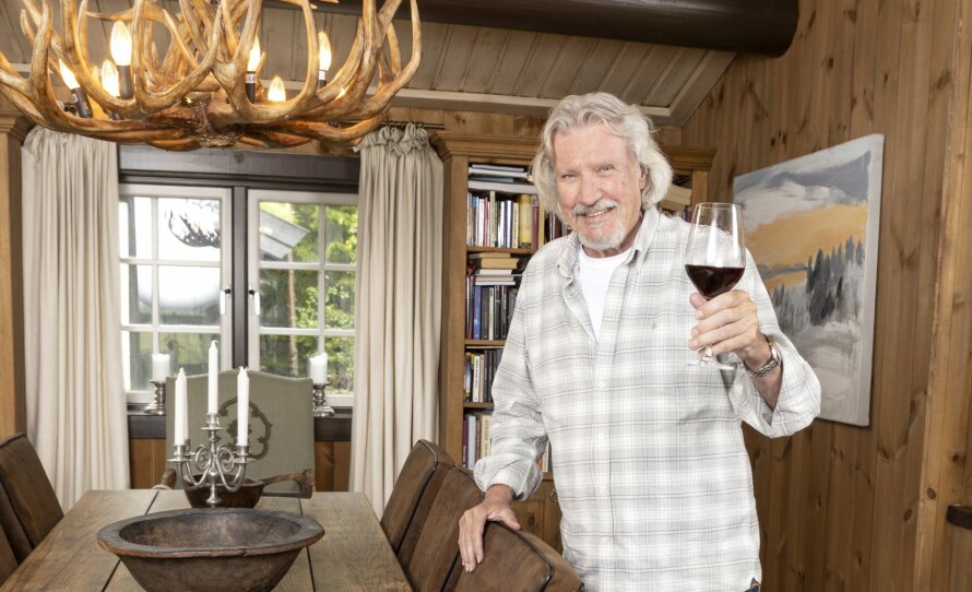 VELKOMMEN: – Et glass med vin gjør godt, mener Benny.