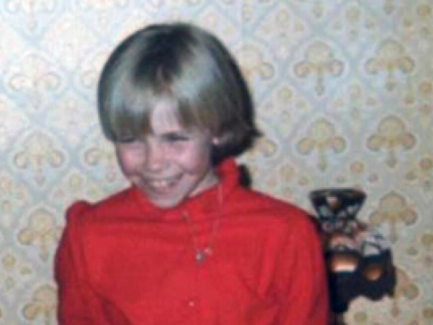 10 ÅR: Jenny er på besøk hos tante og onkel i Håkons gate i Sarpsborg. Alt er tilsynelatende i orden.