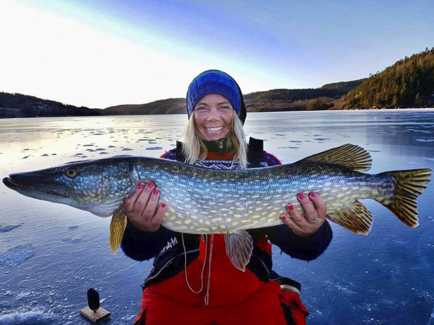 STORFISKEREN: En stolt Jenny på isfiske på Mingevannet i Østfold i 2018.
