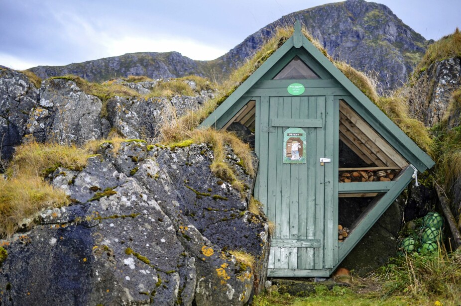 <b>LILLEHUSET:</b> Et vanlig syn på hytter uten innlagt vann og strøm. Denne utedoen på Gimsøy i Lofoten ble kåret til Norges fineste av VG i 2012.