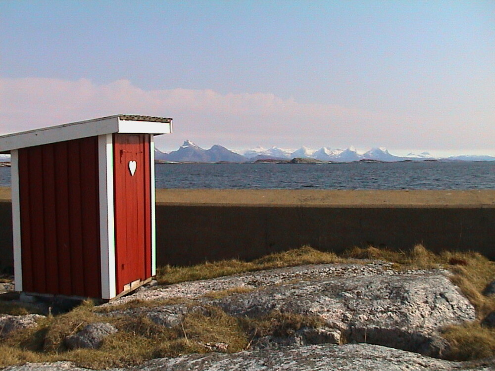 <b>UTSYN:</b> Noen utedoer ligger flottere til enn andre, som denne ved Sandsundvær på Helgelands­kysten.