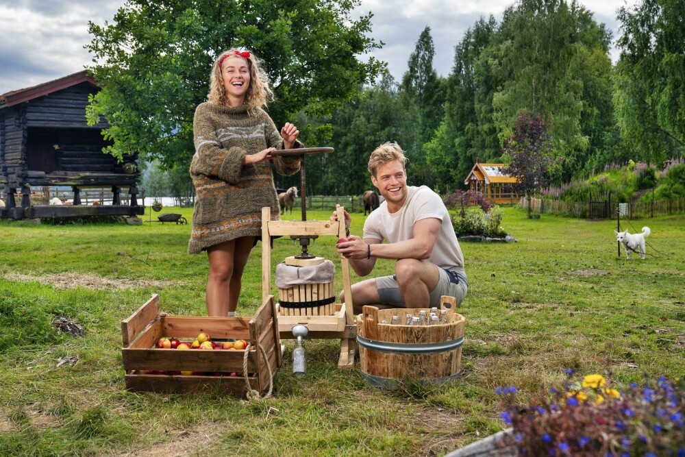 <b>PÅ GAMLEMÅTEN:</b> Farmen-deltagerne Karianne og Sindre utfører sine oppgaver inne på gården.
